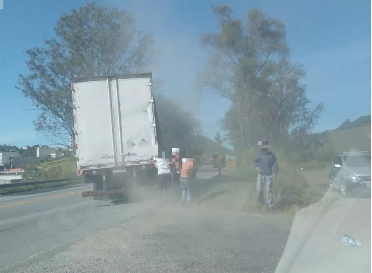 Vídeo: carreta com lona danificada tem parte da carga saqueada na BR-040 em Santos Dumont